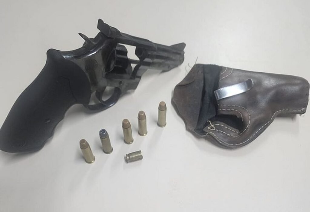 Dois homens são presos por roubo e porte ilegal de arma de fogo