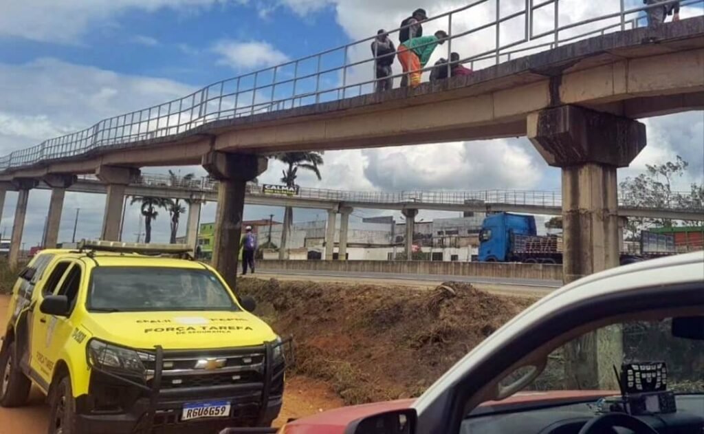 Rádio Patrulha da 1ª Cia salva vida de homem com convulsão na BR-101