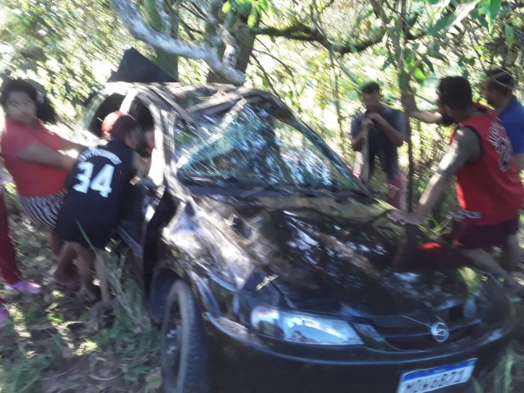 Capotamento em ribanceira deixa duas pessoas feridas no interior de Alagoas