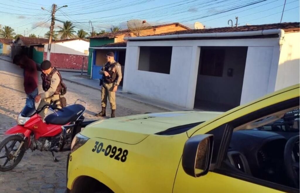 Homem é flagrado conduzindo motocicleta sem CNH e com irregularidades no Hélio Jatobá I