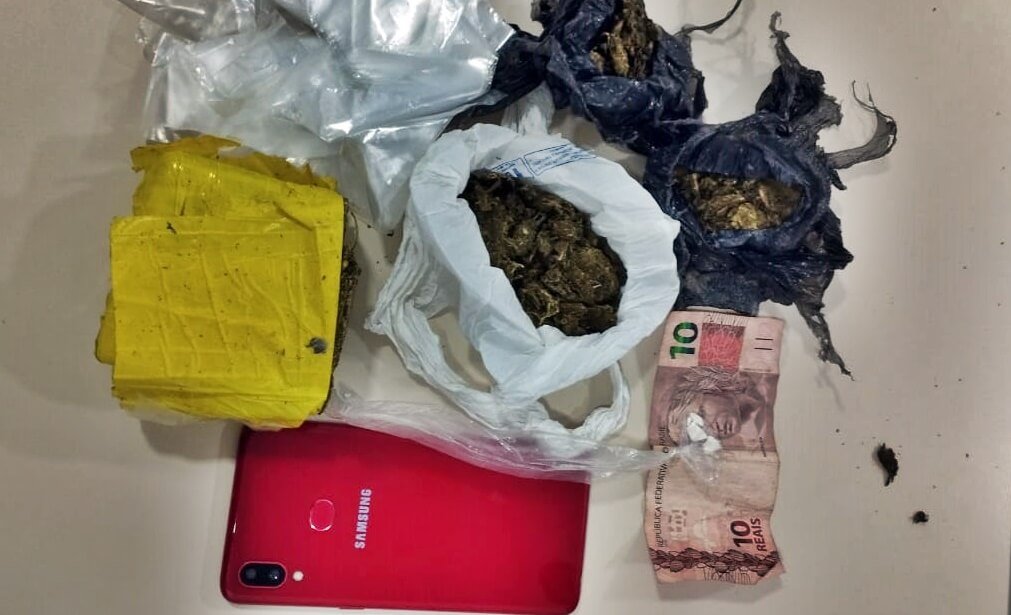 Adolescente é apreendido com drogas no Hélio Jatobá em São Miguel dos Campos