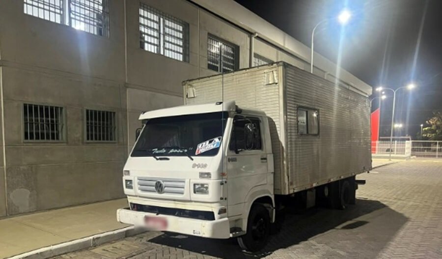Mulher condenada por tráfico de drogas é presa ao tentar reaver caminhão apreendido em operação de desvio de cargas