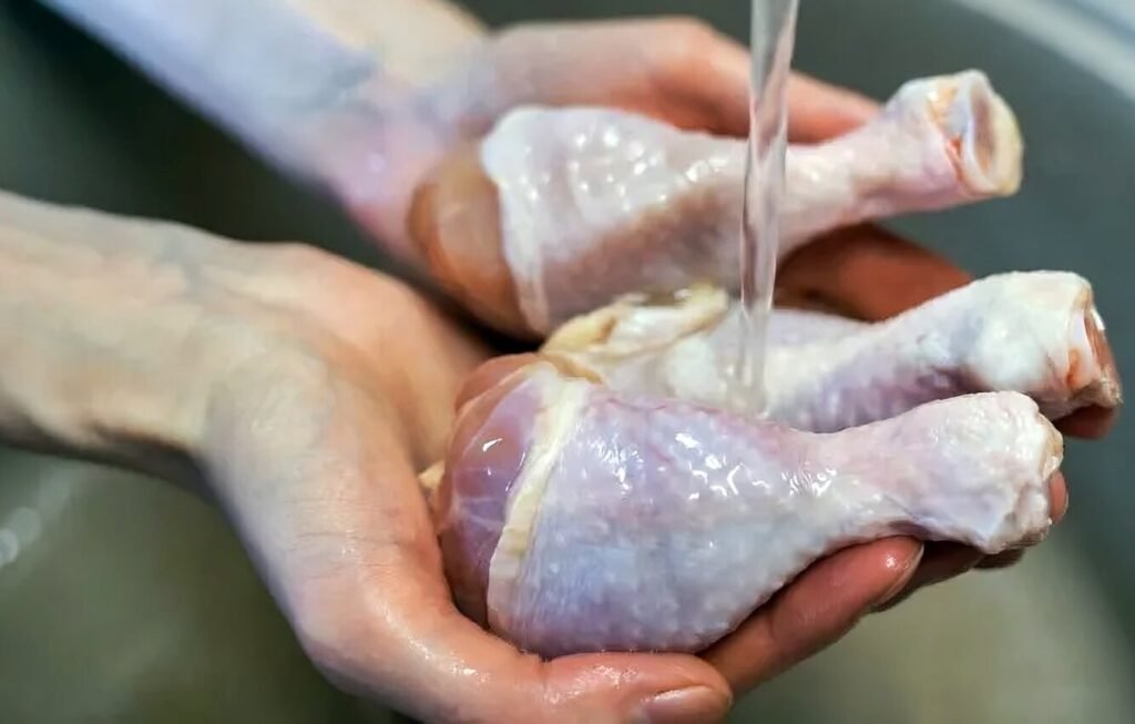 Pense duas vezes antes de voltar a lavar frango cru