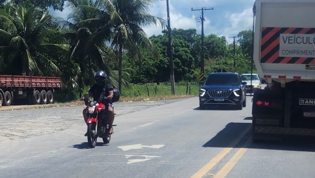 Conduzir motocicleta sem capacete está entre as infrações mais comuns nas rodovias de Alagoas