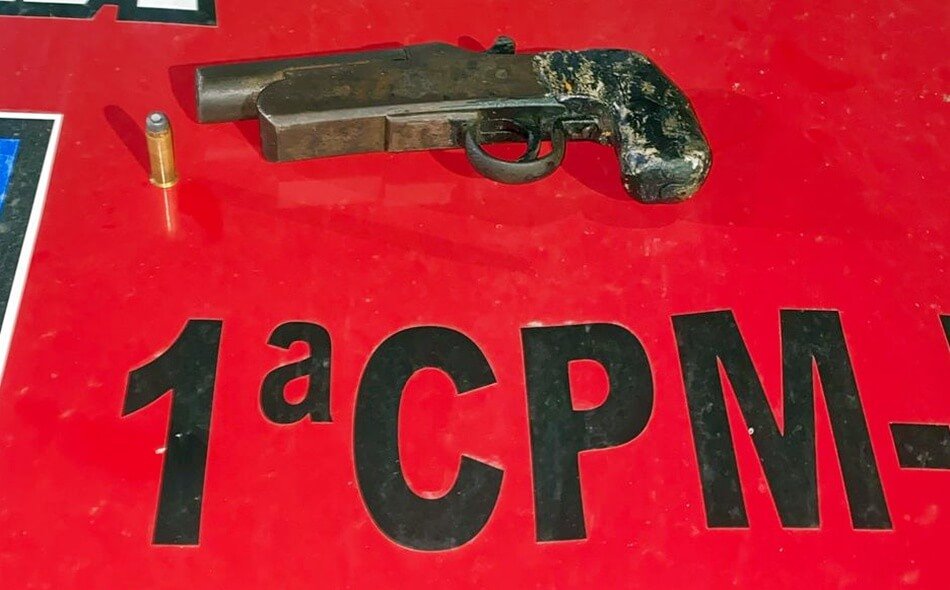 Jovem de 23 anos é preso armado após denúncia anônima