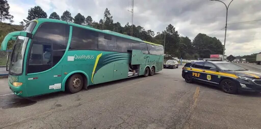 PRF intercepta ônibus clandestino que seguia do Paraná para Alagoas