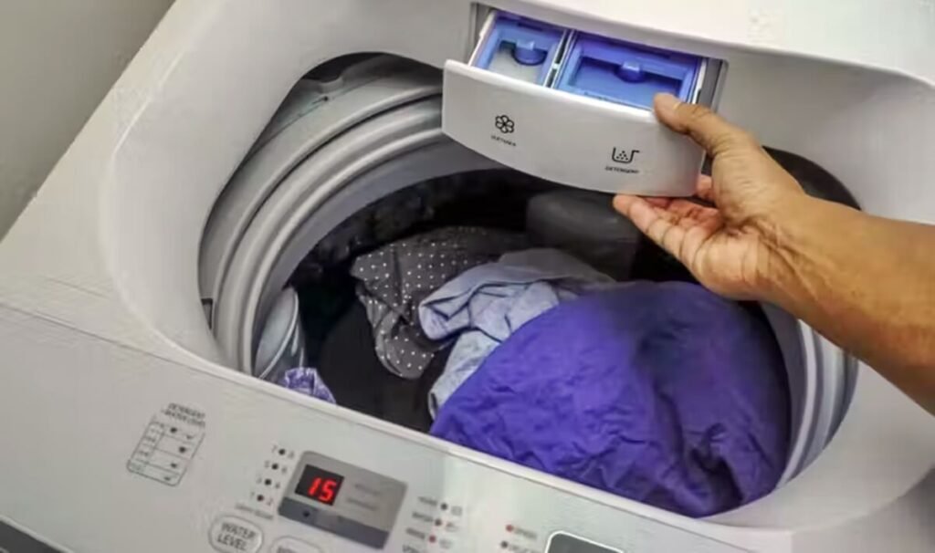 Conta de luz cara? Veja melhor horário para ligar a máquina de lavar roupa e economizar