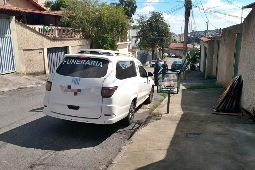 Ladrão rouba carro de funerária com corpo dentro de caixão