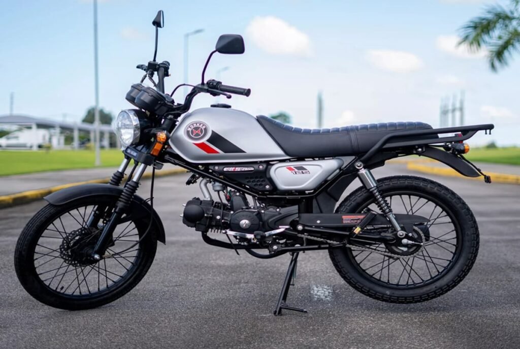 Nova moto popular 0 km custa menos de R$ 8,5 mil e faz até 40 km com 1 litro de combustível