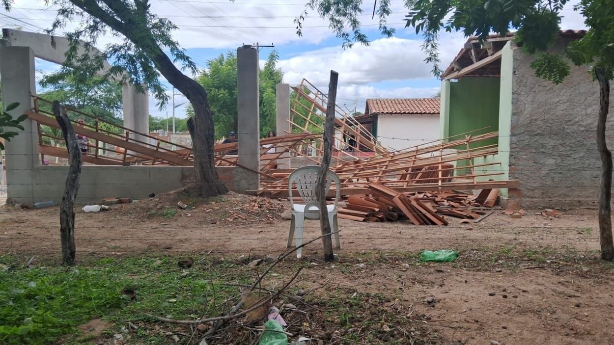 Telhado de construção desaba e deixa quatro feridos no interior