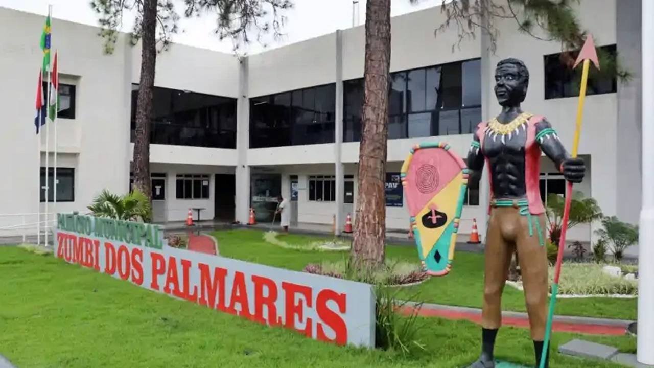 Fachada da Prefeitura Municipal de União dos Palmares, em Alagoas, com uma estátua de Zumbi dos Palmares em destaque.