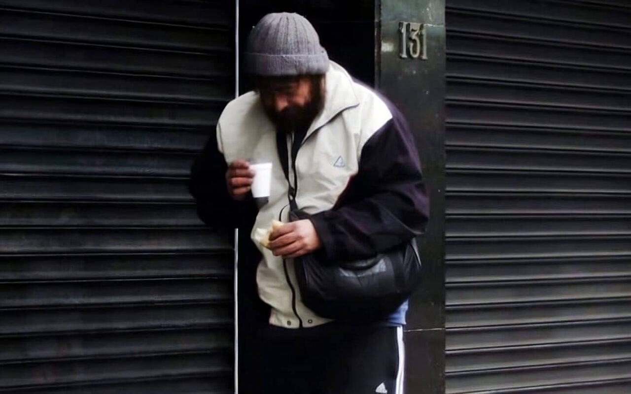 Prefeito se disfarça de morador de rua: "Senti na pele"