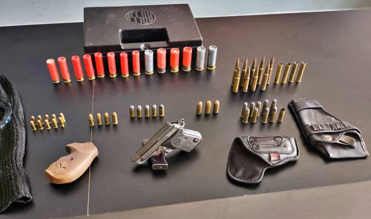 Homem preso com pistola e grande quantidade de munições diz que achou o material