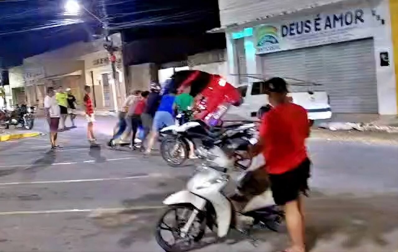 Carro capota após colisão no Centro de São Miguel dos Campos