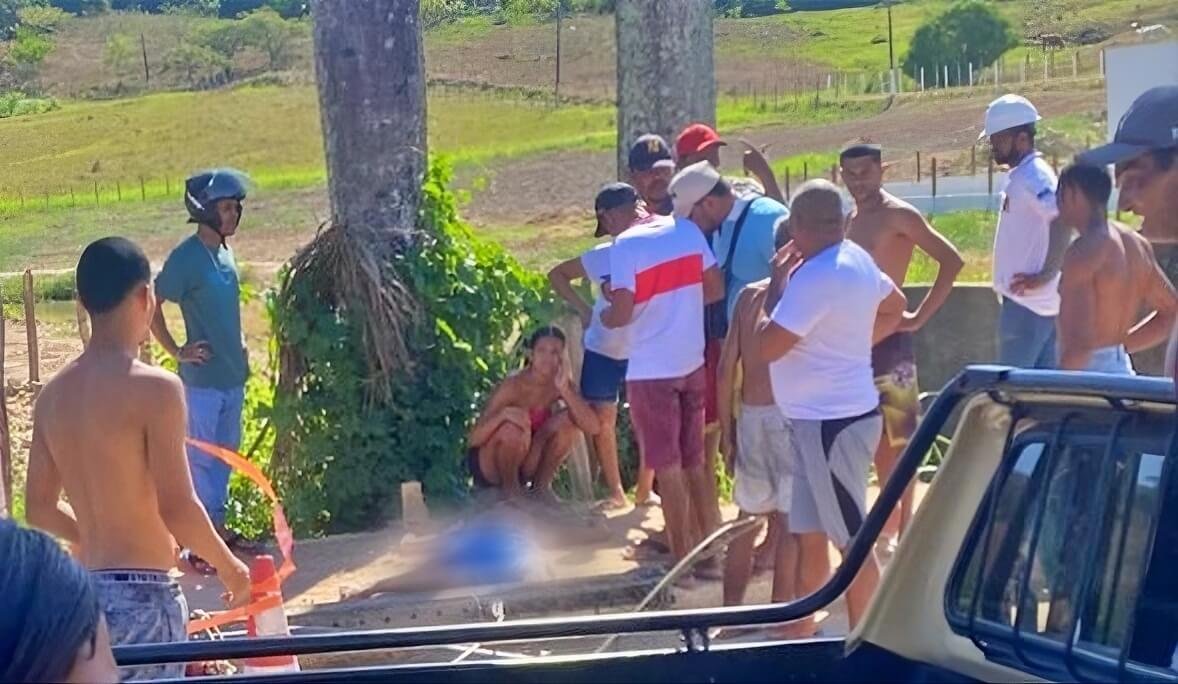 Poste desaba durante manutenção e mata homem que estava sentado na calçada em São Miguel dos Campos