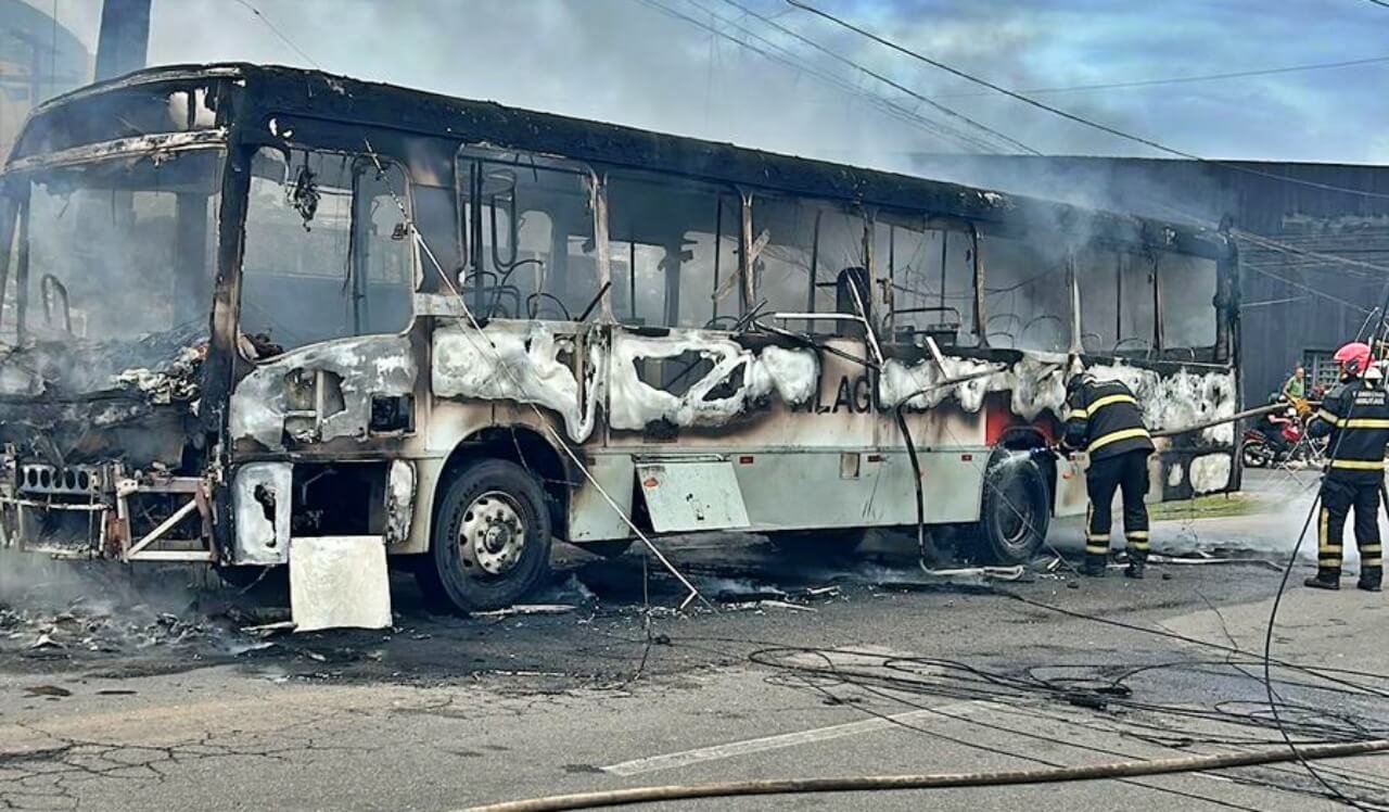 Ônibus com passageiros pega fogo em avenida movimentada da capital